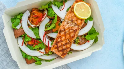 Colorful bowl of anti-inflammatory foods including leafy greens, blueberries, and salmon for an interstitial cystitis diet